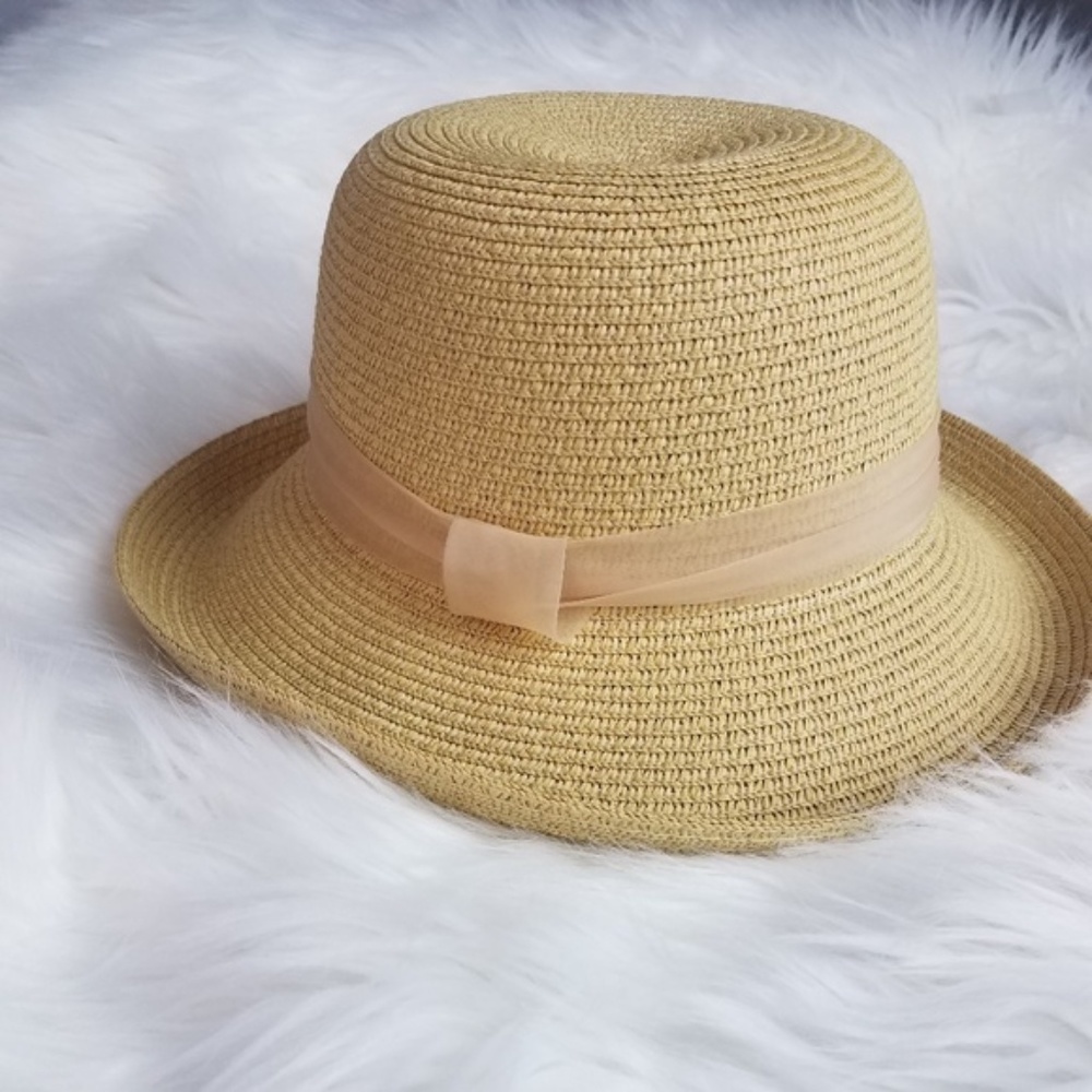 Round Straw hat with satin lace